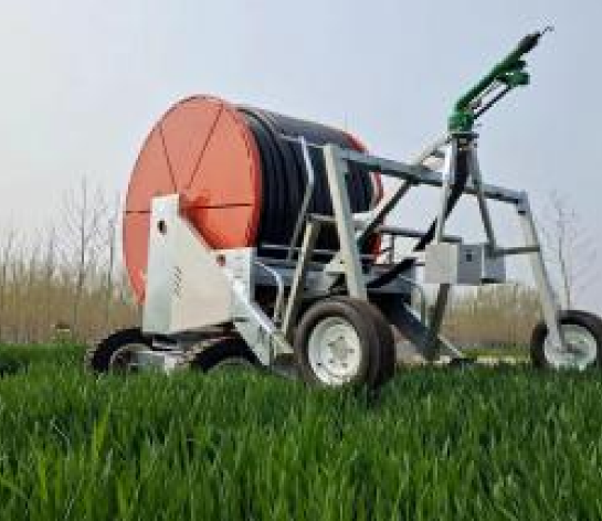 Carrete de riego en campo agrícola