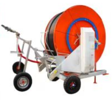 Equipo carrete de riego agrícola aislado