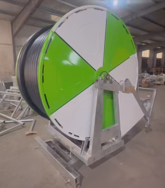 Carrete de riego verde en planta industrial