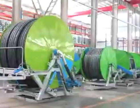 Fila de carretes de riego en depósito industrial
